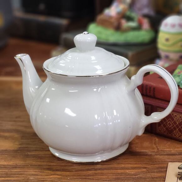 Regal Manor Fine China Teapot by Robinson Design Group, Made in Japan 1989 - Picture 3 of 10